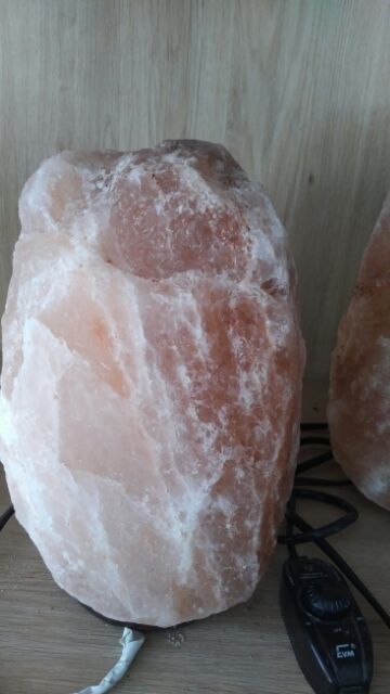 Đèn đá muối tặng tinh dầu xông 100% tự nhiên