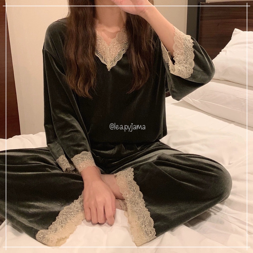 Bộ đồ ngủ pijama nhung dài tay cổ ren 2 màu đen, hồng Lea P35