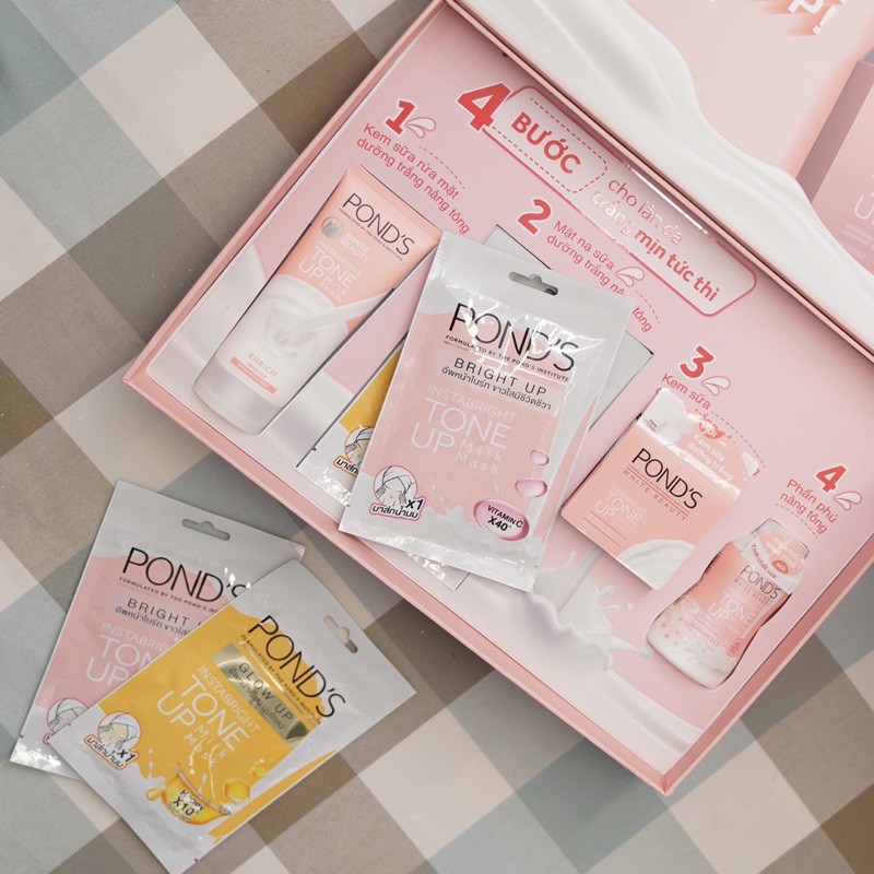 Bộ sản phẩm quà tặng độc quyền POND'S "CHỚP MẮT TRẮNG HỒNG" gồm 1 sữa rửa mặt, 1 kem dưỡng, 1 phấn phủ và 6 mặt nạ