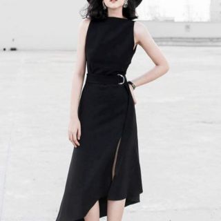 Đầm đen thiết kế kèm belt