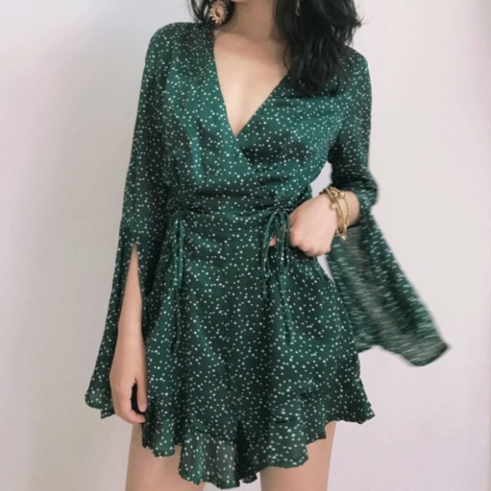 Bộ đồ liền thân kiểu cổ chữ v họa tiết chấm bi xinh xắn thời trang