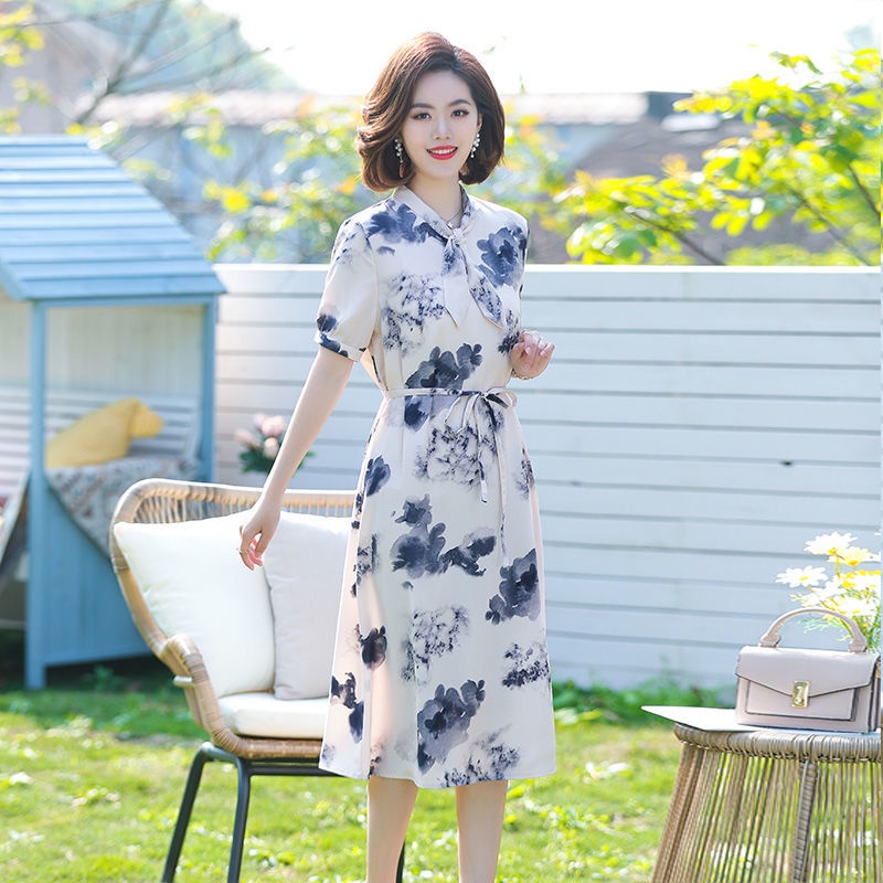 Phụ nữ trung niên và cao tuổi mới quần áo mùa hè ngắn tay tính khí váy