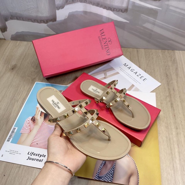 <3 Sale Hot | Trợ Giá | Dép kẹp valentino tán đinh fullbox . . Tháng 7 👡 . ! . * . HOT : RT ' ' .