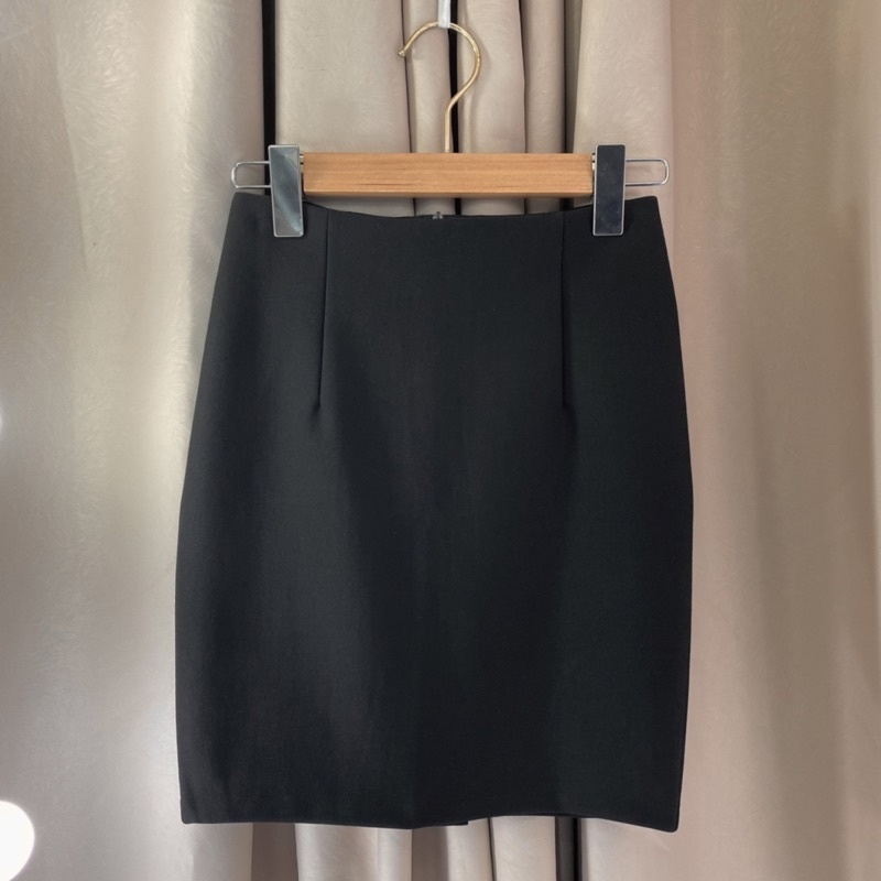 Chân váy công sở ôm HATOP xẻ sau vải thun co giãn 4 chiều loại 1 màu đen có 1 túi bên trong CVOD017
