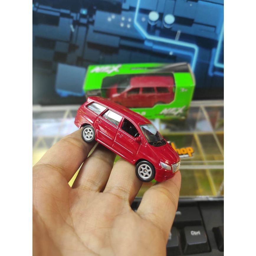 Mô Hình Xe Hơi Toyota Innova Tỉ Lệ 1: 60