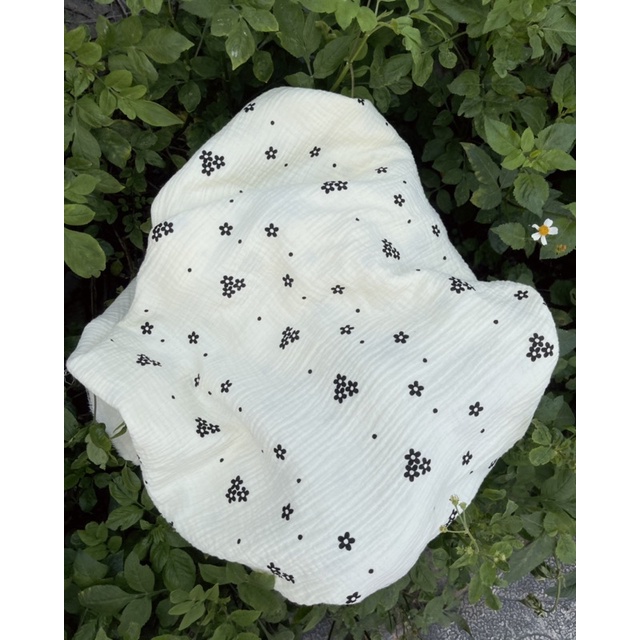 vải xô muslin 2 lớp cao cấp hình 3 bông hoa đen nền be (ấn sl tăng lên thành mảnh to)