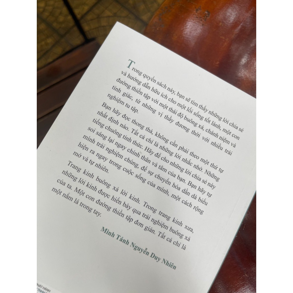 Sách - Chỉ Là Nắm Lá Trong Tay - Con đường thiền tập đơn giản - Minh Tánh Nguyễn Duy Nhiên khảo và ghi - PhanBook (2022)