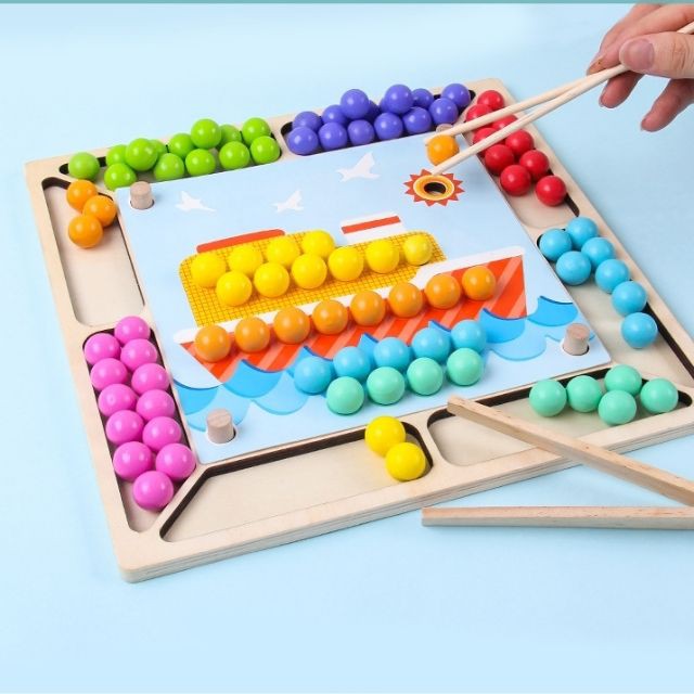 Giáo cụ Montessori gắp hạt bằng gỗ cho bé