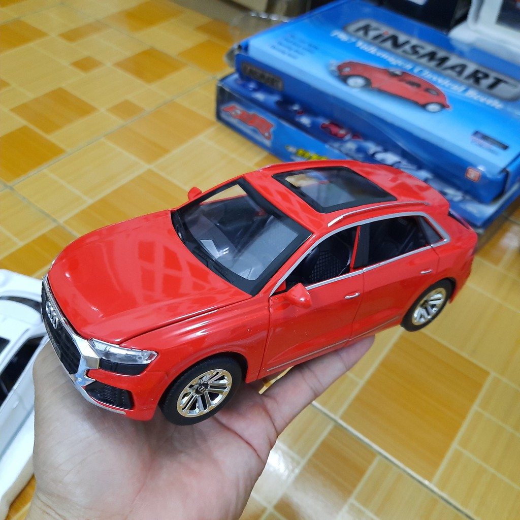 Mô hình xe ô tô Audi Q8 tỉ lệ 1:24 xe đồ chơi trẻ em chạy cót mở được cửa xe bằng kim loại