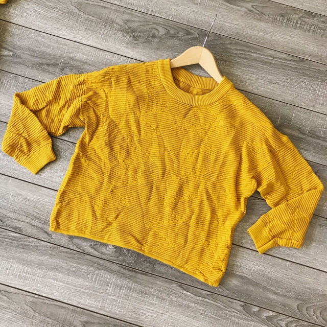 Áo len vàng croptop