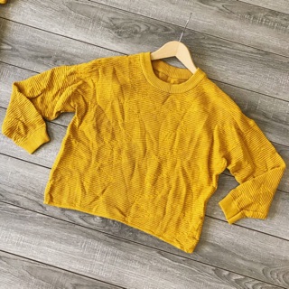 Áo len vàng croptop