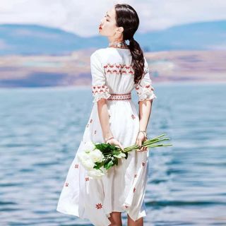 Đầm maxi thêu hoa