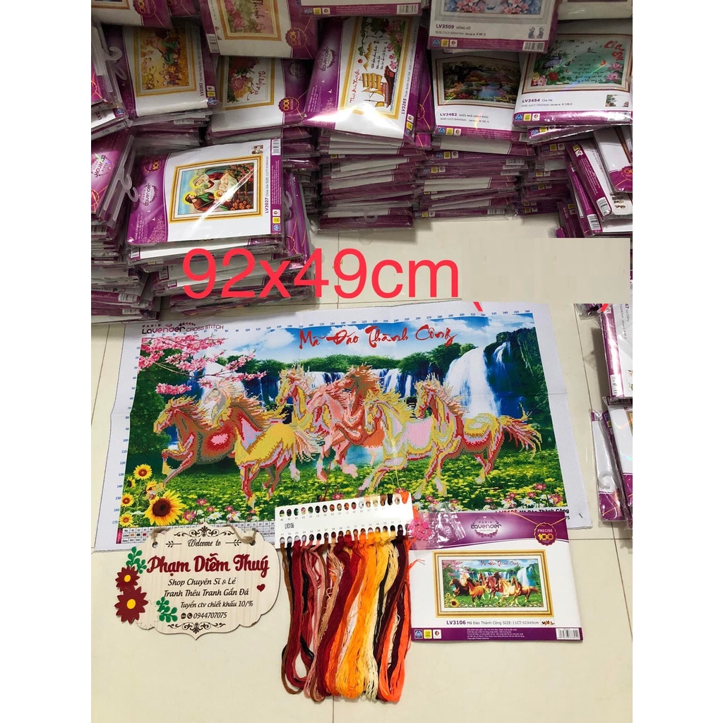 Tranh thêu chữ thập ngựa mã đáo thành công KT:92x49cm,tranh chưa thêu.Tặng kéo và xỏ chỉ.