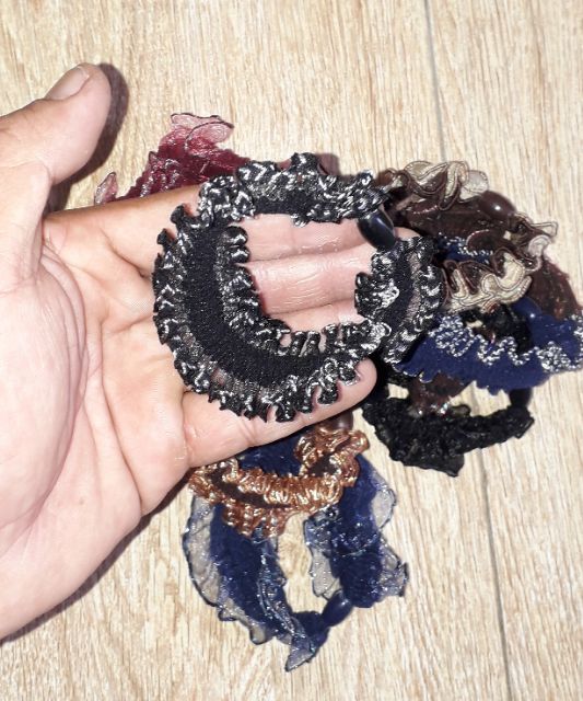 Một chiếc cột tóc bằng vải nhiều màu rất đẹp