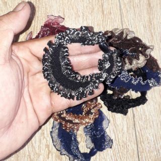 Một chiếc cột tóc bằng vải nhiều màu rất đẹp
