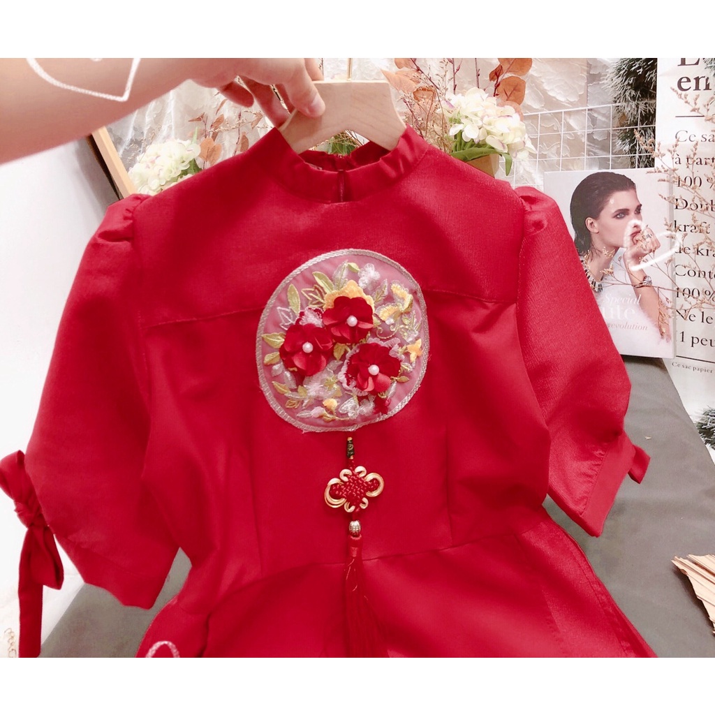 Váy Cổ Tàu Đỏ, Đầm Nữ Tay Bồng Ngắn Thắt Nơ Dáng Xòe Tầng Đính Logo Hoa Nổi Chất Taffta Cao Cấp, Váy Tết Cách Tân Siêu X | BigBuy360 - bigbuy360.vn