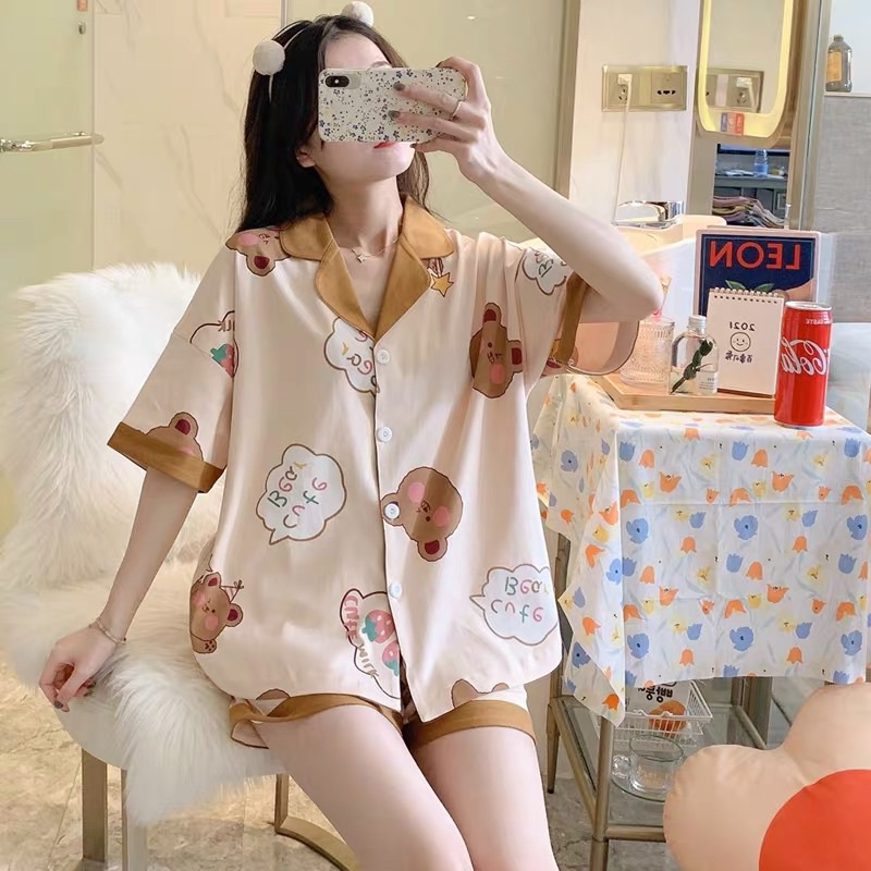 Bộ đồ ngủ pijama nữ cộc tay quần đùi chất lụa Kate Thái mềm mịn màu nude viền nâu họa tiết gấu line - CD0038