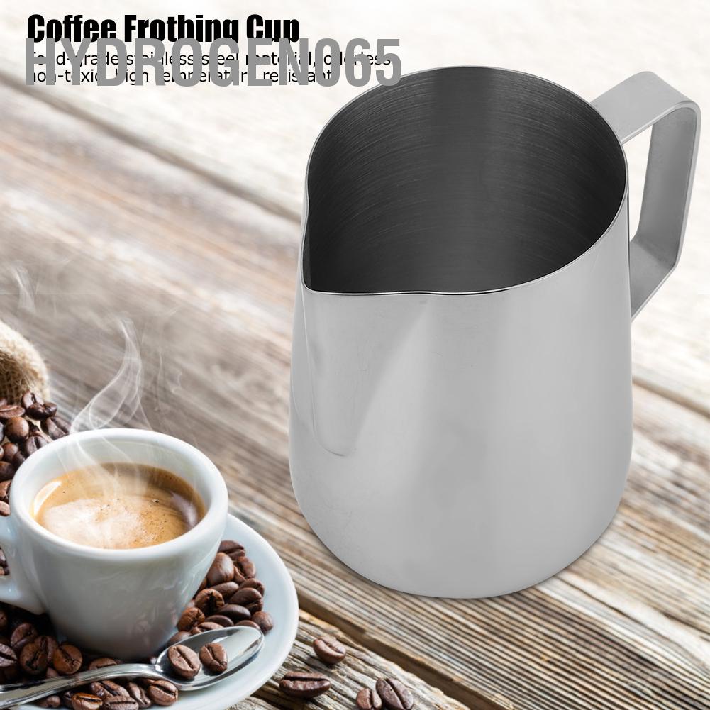 Cốc đánh sữa rót cà phê latte nghệ thuật