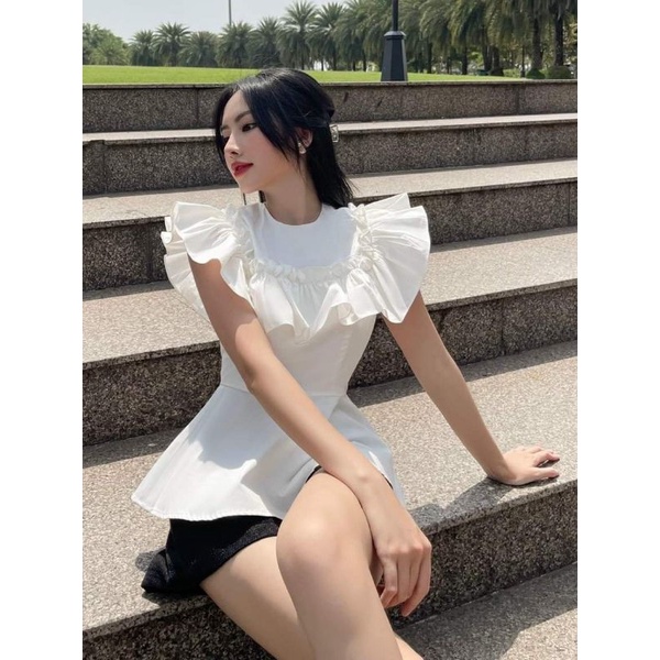 Áo sơmi sát nách viền bèo.