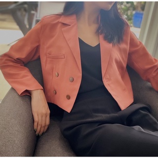Áo blazer croptop hồng đất phối nút gỗ lót lụa