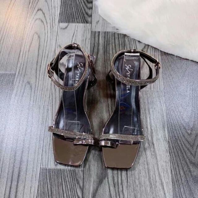 Xăng đan sỏ ngón