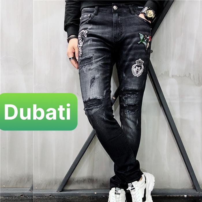 QUẦN JEAN NAM CHẤT BÒ THÊU HÌNH MÀU ĐEN PHOCNG CÁCH TRẺ TRUNG- DB 450- DUBATI FASHION