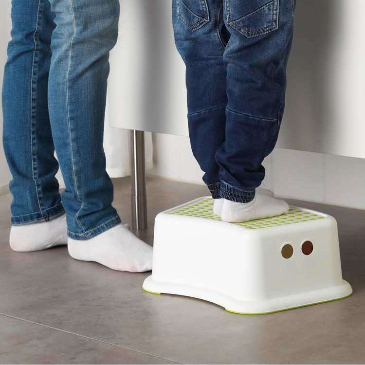 Ghế nhựa kê chân tiện dụng cho bé