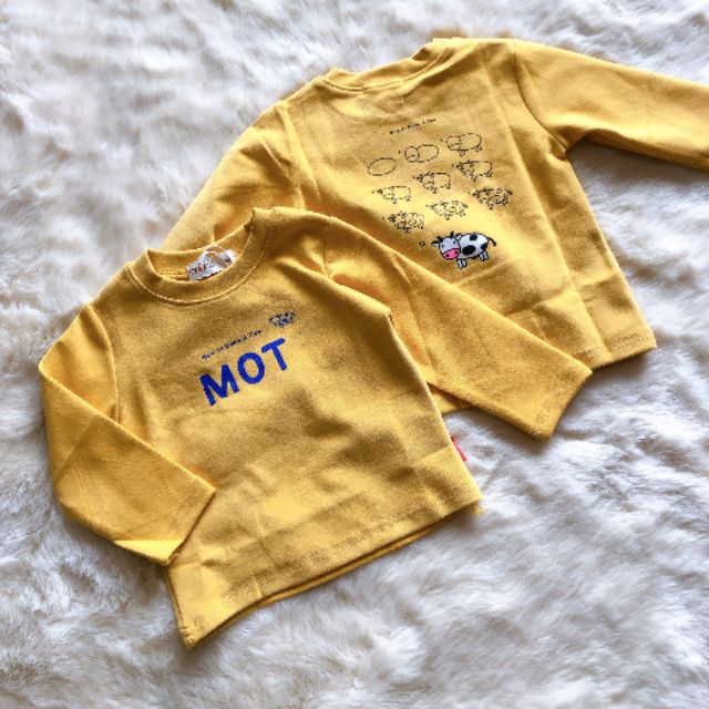 Áo bé trai hay gái đều mặc đẹp nhé mẹ chất cotton dày mịn đẹp lắm ạ ko bai nhão phía sau áo hình chú bò đáng iu nè mẹ...