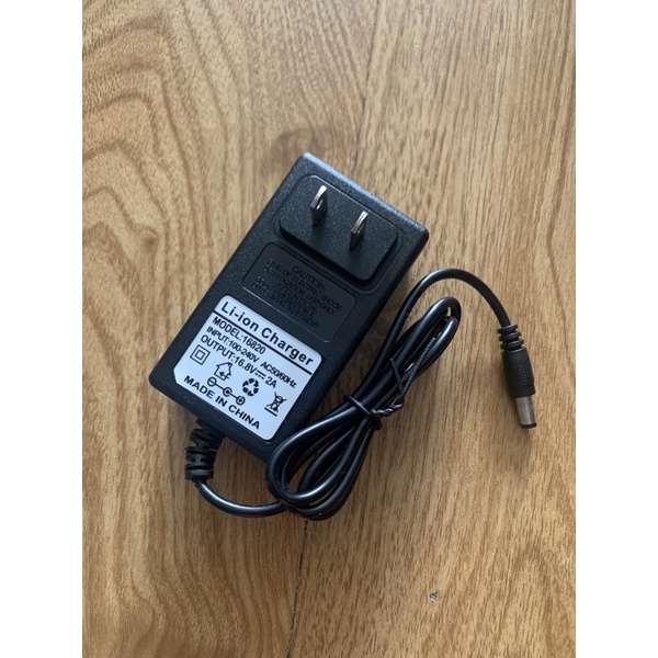 Sạc pin Lion 16,8v - 2A có đèn báo sạc đầy pin