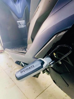 Gác chân ducati