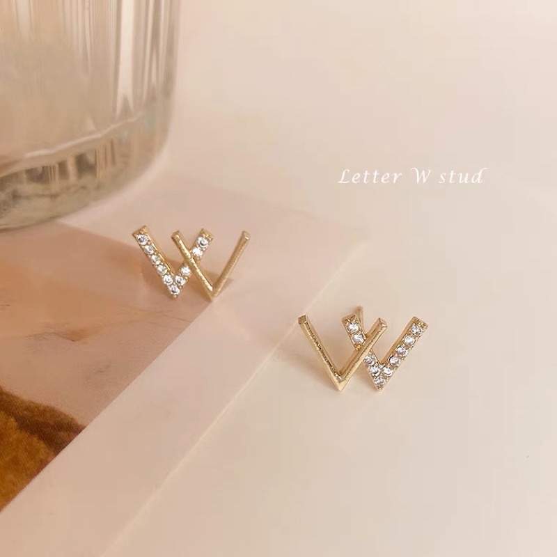 Hoa tai chữ W thời trang nhẹ nhàng