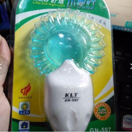 Đèn ngủ hình vỏ con trai tự động tắt khi trời sáng