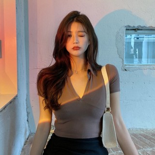 Áo croptop form bó cổ polo chữ V tay ngắn