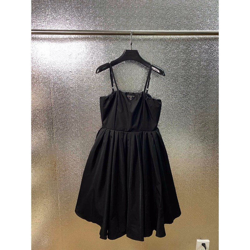 Váy quây Prada hàng cao cấp thiết kế 2 dây có khóa kéo phía sau siêu đẹp