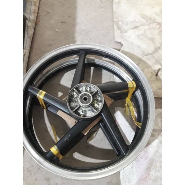 Cặp mâm 5 cây đùm.rã xe.loại tốt.nguyên xi.có trầy.