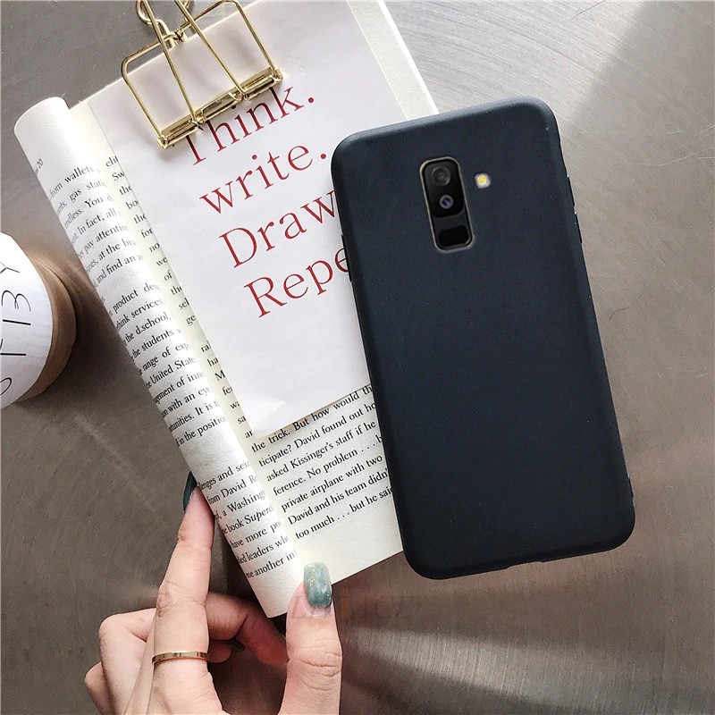 Ốp lưng silicon màu đen Samsung J8