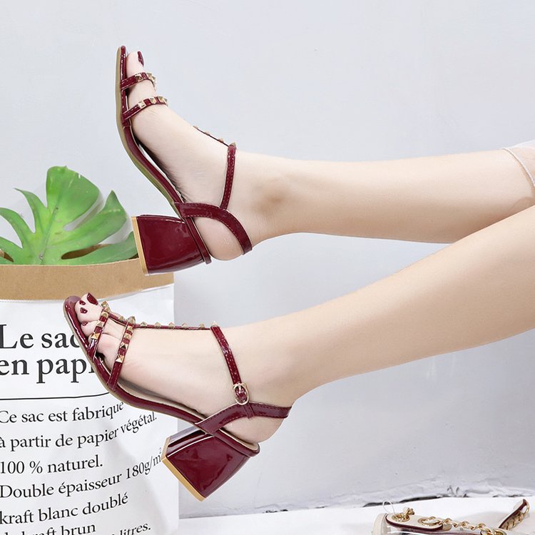 Giày gót vuông nạm đinh sang trọng xinh xắn cho nữ