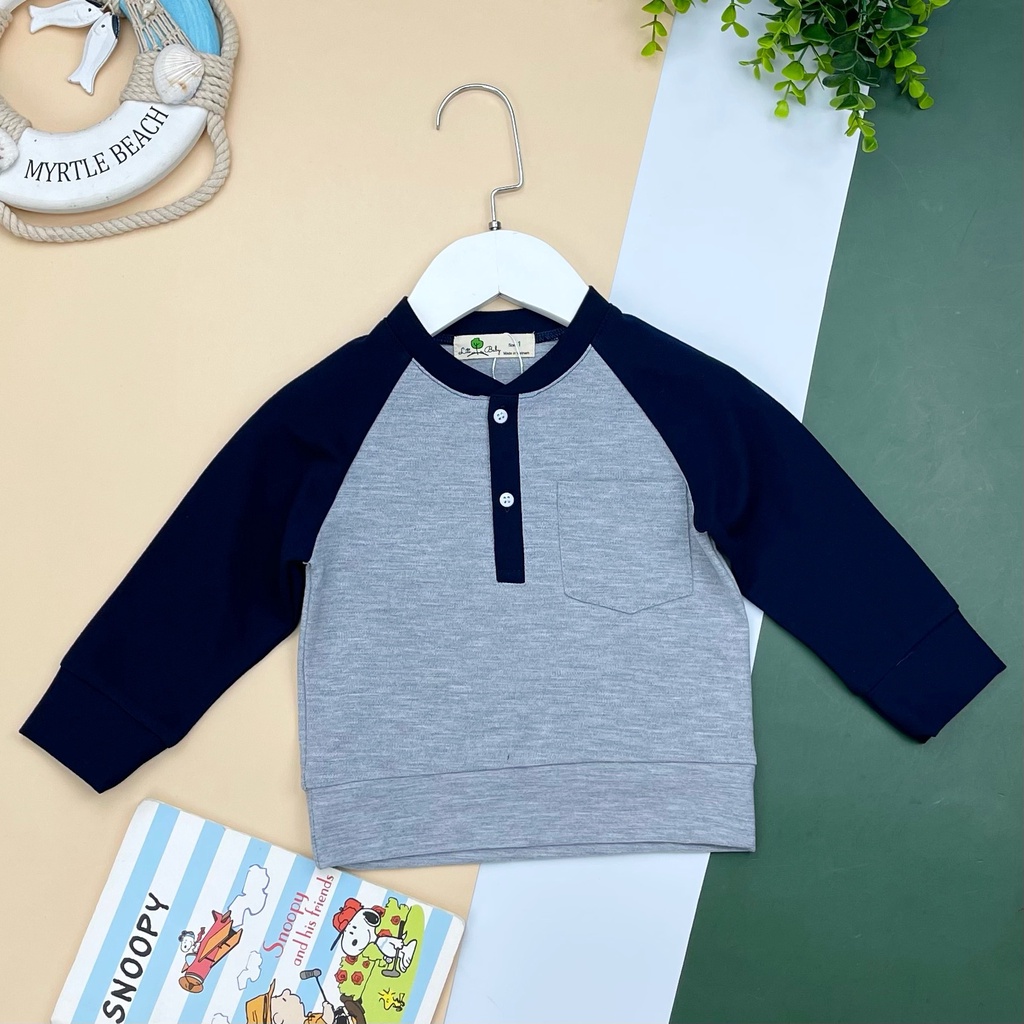 Áo nỉ mỏng cổ trụ hai cúc phối tay cotton thu đông bé trai size 1-6, cho bạn từ 10-20kg. Chất nỉ mềm, nhẹ, kiểu dáng đẹp