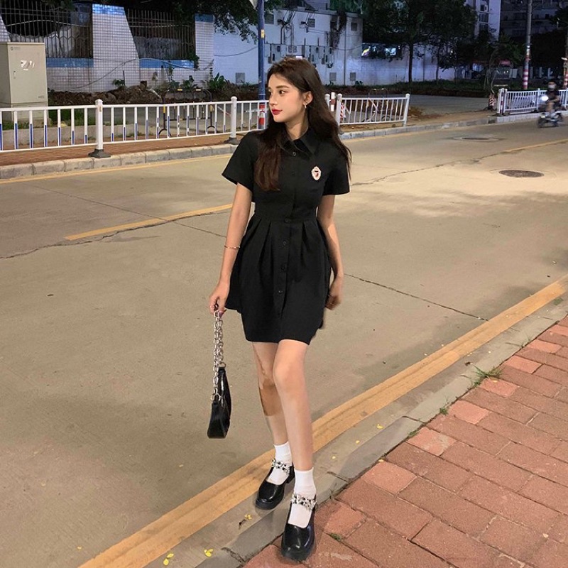 Váy đầm nữ cộc tay cổ bẻ sơ mi logo thắt nơ lưng màu đen freesize dáng a ngắn xòe học sinh ulzzang hàn quốc