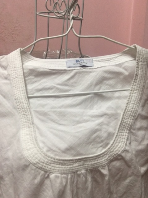 Áo kiểu màu trắng