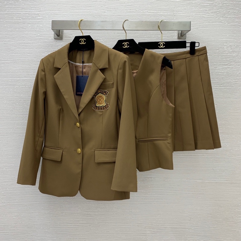 Bộ trang phục nữ gồm áo khoác vest và áo gile chân váy xếp ly thương hiệu Louis Vuitton LV cao cấp