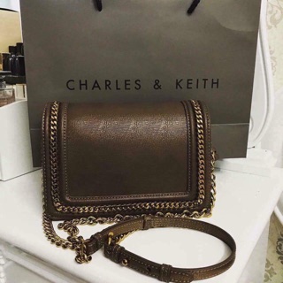 túi xách charles&keith viền xích đeo chéo