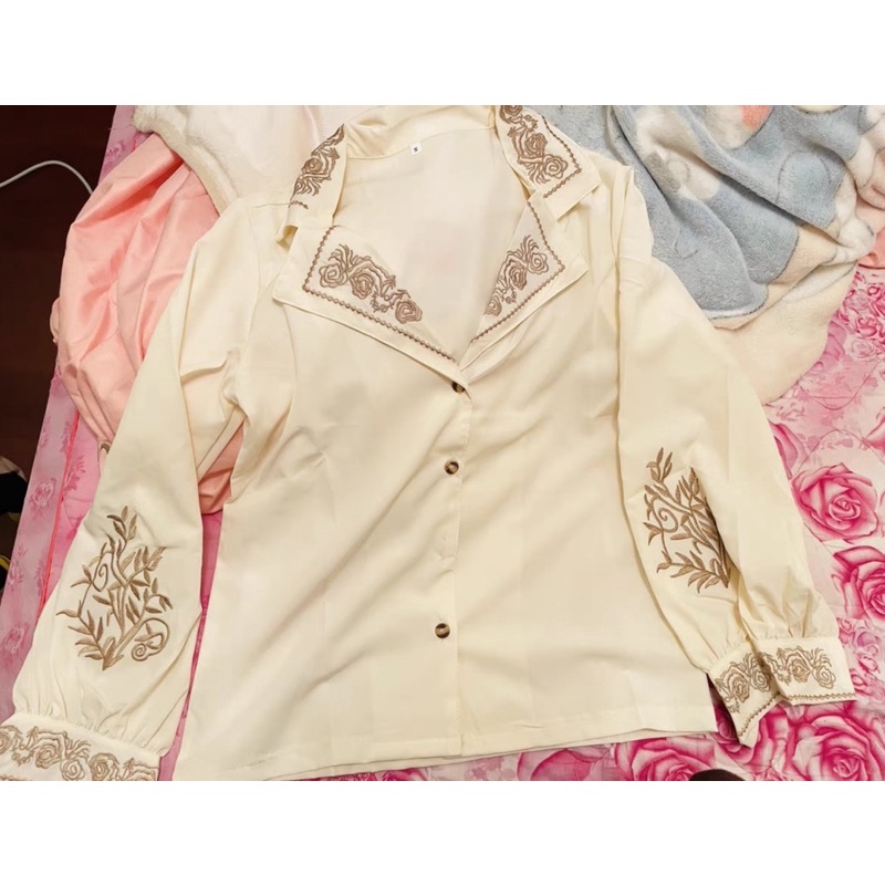 Áo Sơ Mi Kiểu Thêu Họa Tiết Cổ Vest Phong Cách Hồng Kông Mẫu Mới Nhất Cho Nữ