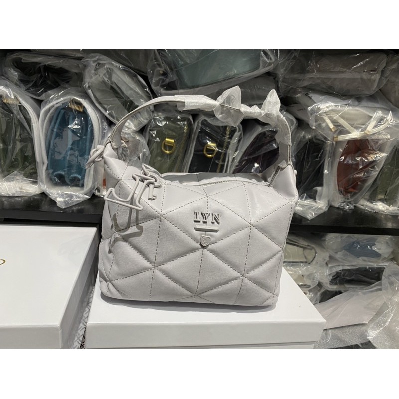 𝐓𝐮́𝐢 𝐋𝐲𝐧 tay cầm TRINITY HANDBAGS- 𝐌𝐚̂̃𝐮 𝐦𝐨̛́𝐢