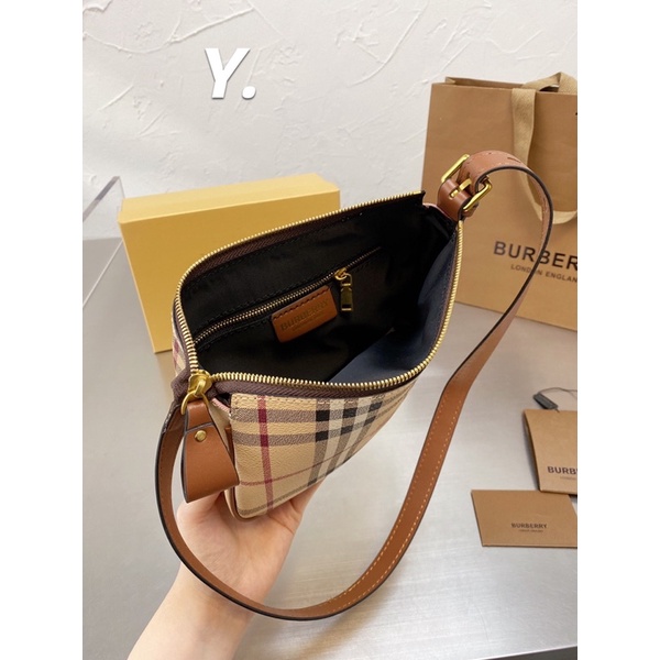 Túi Burberry hoạ tiết