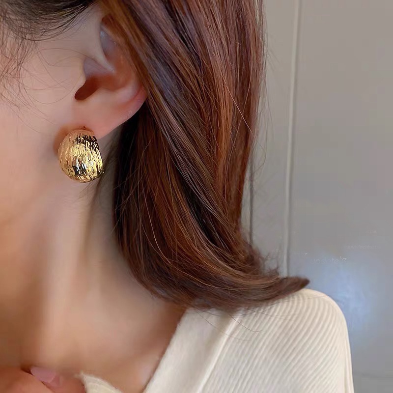 Khuyên tai C sần cá tính cực chất