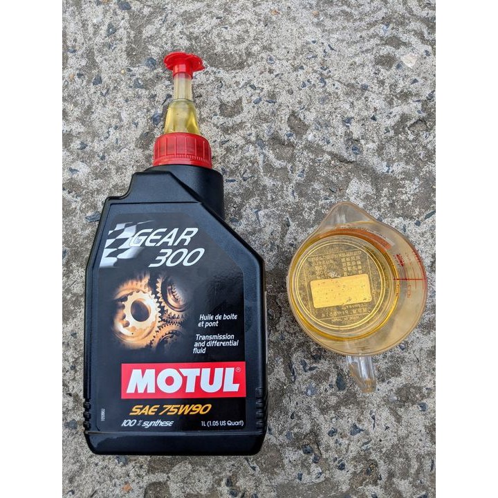 NHỚT HỘP SỐ MOTUL GEAR 300 75W90 (CHÂU ÂU)