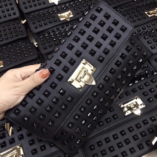 (GIÁ XƯỞNG ),(GIÁ HUỶ DIỆT),VÍ CẦM TAY CLUTCH ĐINH (26x15)
