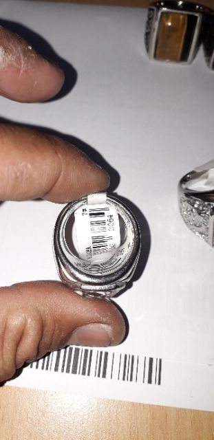 Chiếc nhẫn inox trắng có đính hạt đá vuông rất đẹp