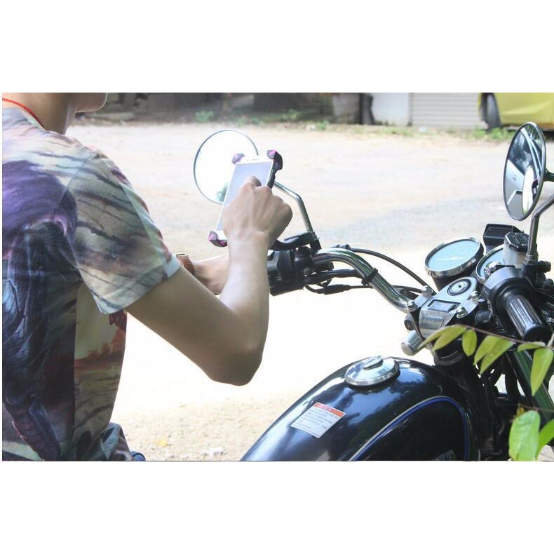 KEP DIEN THOAI TREN XE MAY 4 CHAN